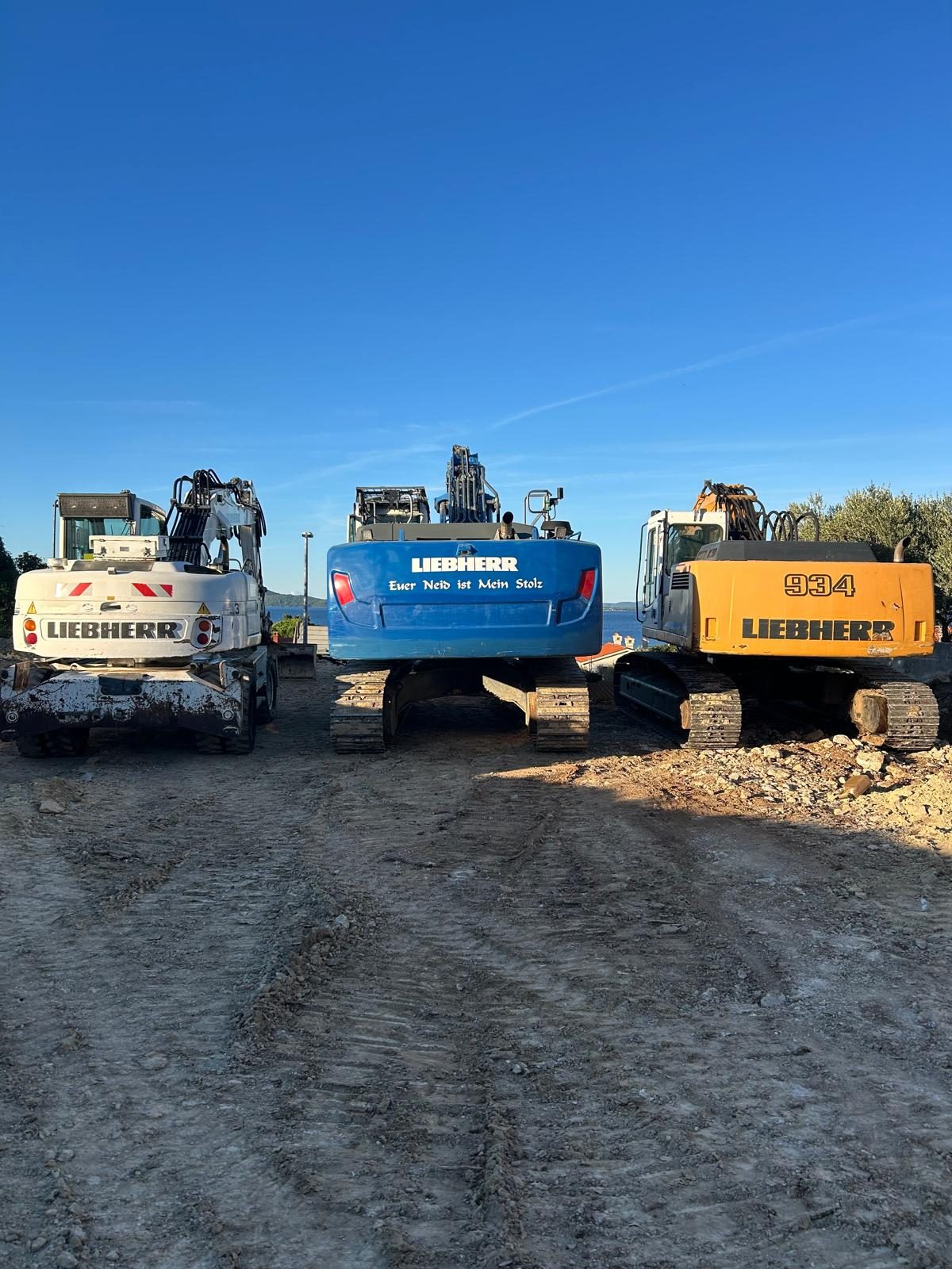 BAJA TRANS strojni park - tri Liebherr bagera na obali u Dalmaciji